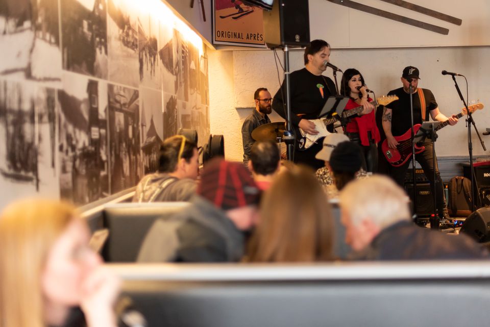 Live band performing during happy hour at Jozo's Original Apres.