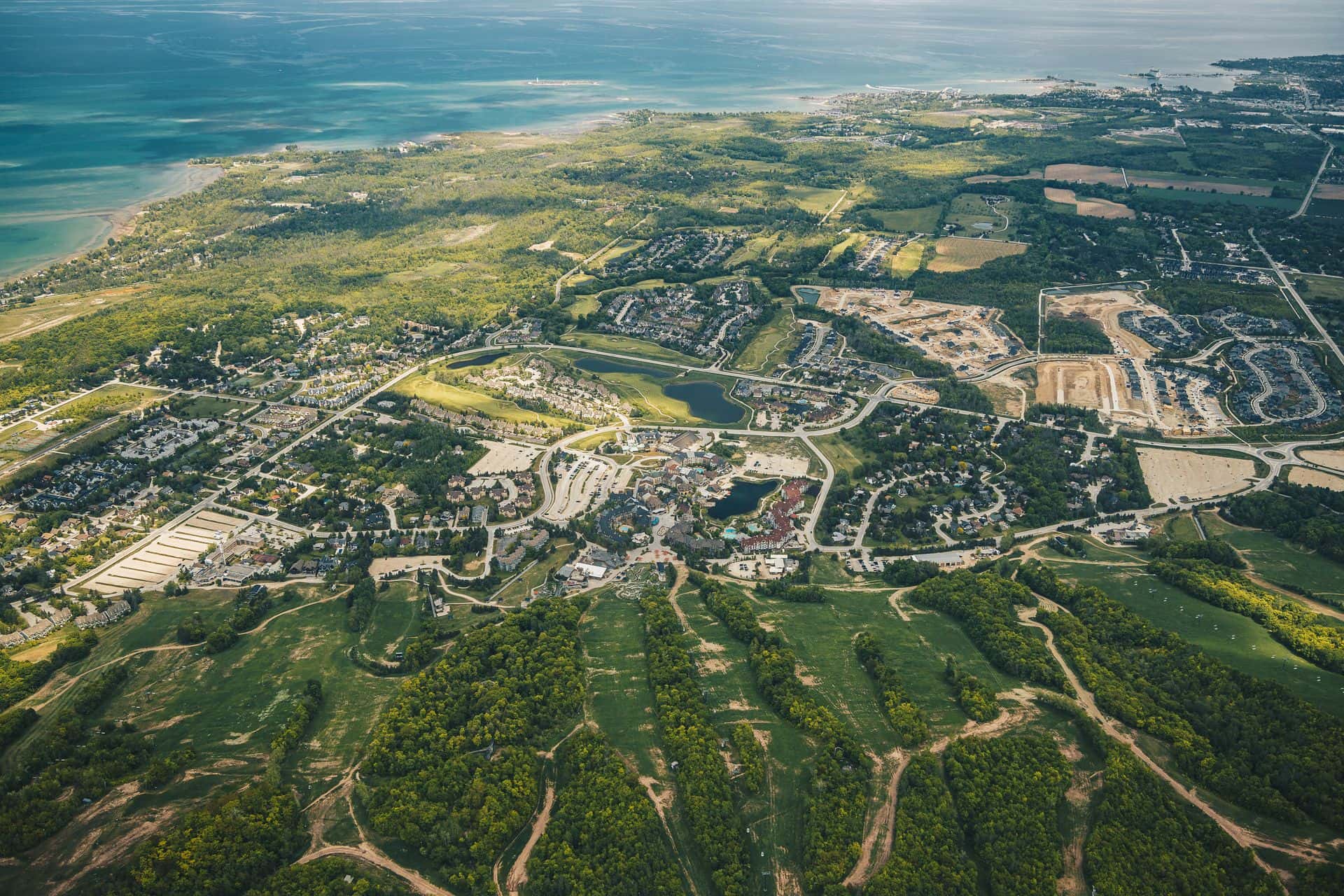 An aerial photo of the Blue Mountains from a plane.
